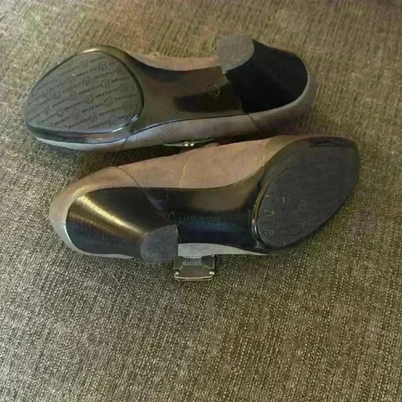 Giani Bernini gray pump with buckle. Leather/suede unique comfy! - Picture 5 of 9